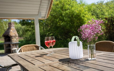 Ejvi - 4Km from the Sea: Drinkware, Flasche, Blumentopf, Servierware, Tisch Im Freien, Zimmerpflanze, Gartenmöbel, Schnittblumen, Hartholz