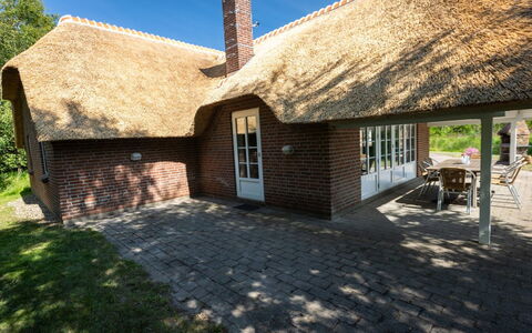 Ejvi - 4Km from the Sea: Dachdecken, Dach, Hütte, Haus, Zuhause, Hütte, Auffahrt, Bauernhaus, Kamin