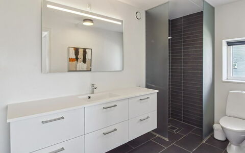Stefani - 2Km from the Sea: Flooring, Interior Design, Bad Sink, Armatur, Badezimmerschrank, Fussboden, Badezimmer, Sinken, Decke, Installation