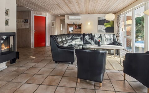 Alina - 1Km from the Sea: Möbel, Couch, Interior Design, Flooring, Holz, Decke, Fussboden, Wohnzimmer, Zimmer