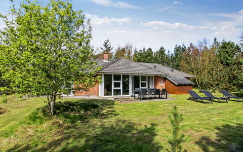 Alina - 1Km from the Sea: Möbel, Interior Design, Stuhl, Flooring, Tabelle, Resort, Fussboden, Decke, Zimmer, Eco Hotel