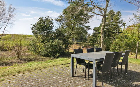 Alina - 1Km from the Sea: Möbel, Interior Design, Stuhl, Flooring, Tabelle, Resort, Fussboden, Decke, Zimmer, Eco Hotel