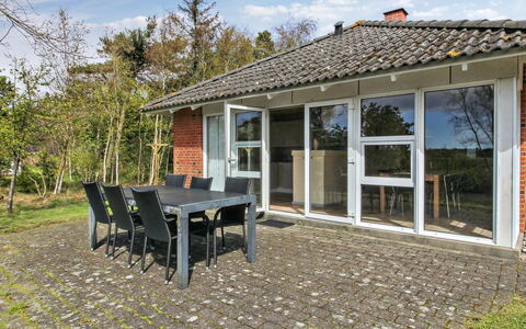 Alina - 1Km from the Sea: Möbel, Interior Design, Stuhl, Flooring, Tabelle, Resort, Fussboden, Decke, Zimmer, Eco Hotel