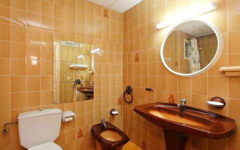 Puerto de la Selva: Badezimmer, Zimmer, Eigentum, Fliese, Interior Design, Armatur, Die Architektur, Gebäude, Wand, Toilleten Sitz