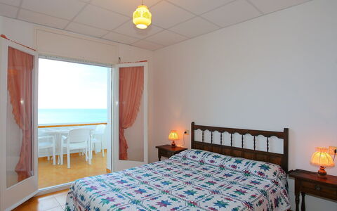 Puerto de la Selva: Schlafzimmer, Bett, Zimmer, Möbel, Bettdecke, Eigentum, Bedding, Bettrahmen, Fussboden, Decke