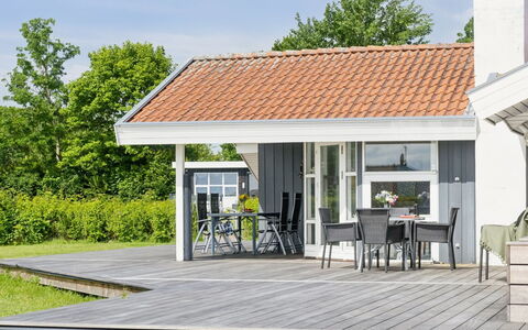 Nahele - 150M from the Sea: Möbel, Interior Design, Flooring, Fussboden, Decke, Zimmer, Stuhl, Tabelle, Wohnung, Küche & Esszimmer Tisch