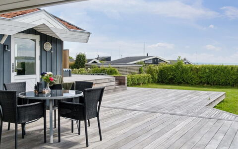 Nahele - 150M from the Sea: Möbel, Interior Design, Flooring, Fussboden, Decke, Zimmer, Stuhl, Tabelle, Wohnung, Küche & Esszimmer Tisch