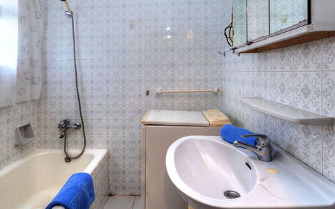 Llançà 603: Badezimmer, Zimmer, Eigentum, Wand, Zapfhahn, Armatur, Fliese, Bad Sink, Fussboden, Sinken