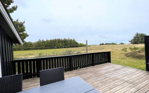 Antonelle - 1.7Km from the Sea: Holz, Veranda, Deck, Hartholz, Planke, Zaun, Holzbeize, Geländer, Schatten, Holzboden