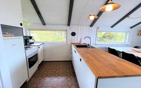 Antonelle - 1.7Km from the Sea: Holz, Flooring, Fussboden, Hartholz, Holzboden, Holzbeize, Countertop, Planke, Spüle, Küche
