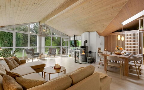 Samine - 2Km from the Sea: Interior Design, Möbel, Couch, Flooring, Decke, Light Fixture, Wohnzimmer, Holz, Fussboden, Zimmer