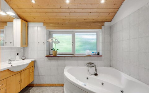 Samine - 2Km from the Sea: Flooring, Interior Design, Armatur, Fussboden, Decke, Badezimmer, Holz, Sinken, Zapfhahn, Badewanne