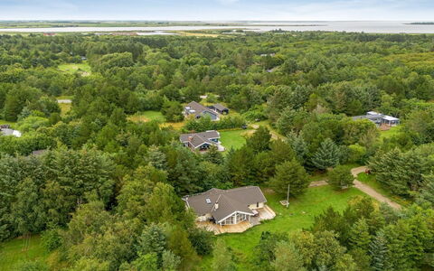 Samine - 2Km from the Sea: Möbel, Interior Design, Flooring, Fussboden, Decke, Zimmer, Stuhl, Tabelle, Wohnung, Küche & Esszimmer Tisch