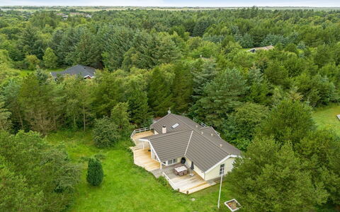 Samine - 2Km from the Sea: Möbel, Interior Design, Flooring, Fussboden, Decke, Zimmer, Stuhl, Tabelle, Wohnung, Küche & Esszimmer Tisch