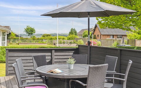Thorward - 100M from the Sea: Holz, Zuhause, Veranda, Deck, Hartholz, Dach, Holzbeize, Holzboden, Eco Hotel