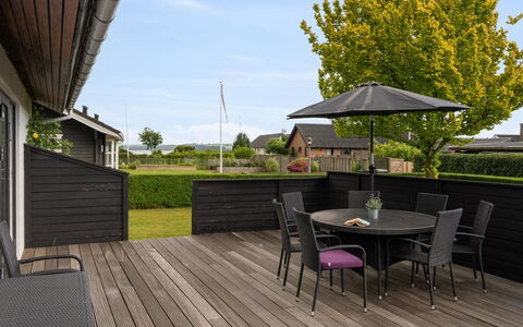 Thorward - 100M from the Sea: Holz, Zuhause, Veranda, Deck, Hartholz, Dach, Holzbeize, Holzboden, Eco Hotel