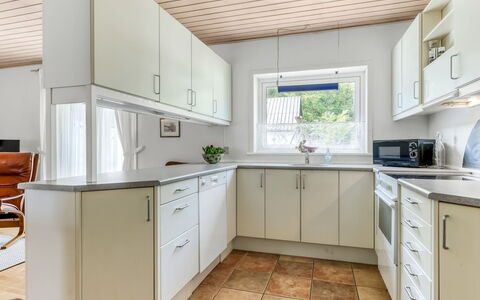 Gilbert - 500M from the Sea: Flooring, Küche, Interior Design, Countertop, Holz, Küchengerät, Cabinetry, Decke, Fussboden, Major Appliance