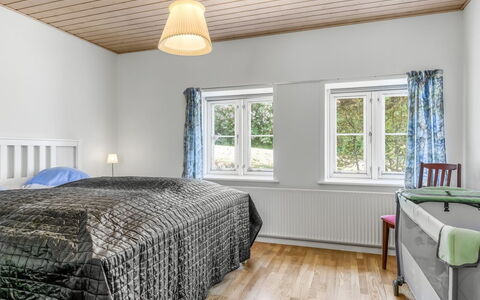 Gilbert - 500M from the Sea: Bett, Schlafzimmer, Interior Design, Bedding, Bettdecke, Holz, Decke, Fussboden, Möbel, Flooring