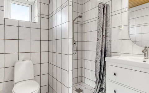 Gilbert - 500M from the Sea: Badezimmer, Flooring, Wand, Fussboden, Armatur, Toilleten Sitz, Toilette, Interior Design, Installation, Fliese