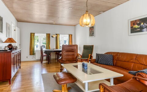 Gilbert - 500M from the Sea: Möbel, Interior Design, Flooring, Couch, Wand, Fussboden, Holz, Decke, Holzboden, Wohnzimmer