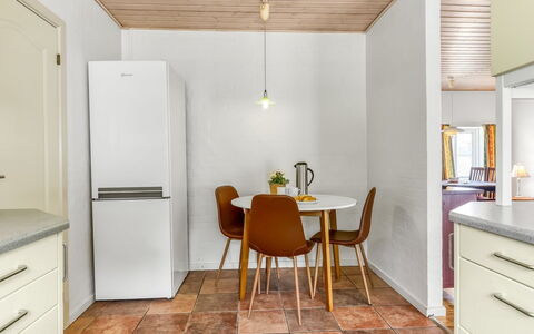 Gilbert - 500M from the Sea: Flooring, Wand, Interior Design, Fussboden, Holz, Major Appliance, Küchengerät, Decke, Küche, Möbel