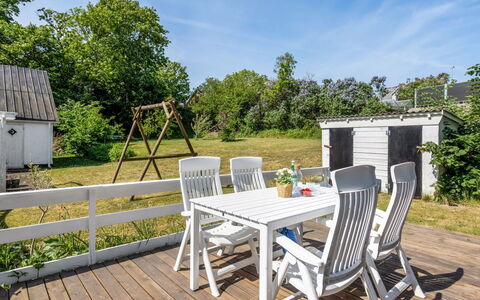Gilbert - 500M from the Sea: Holz, Möbel, Gartenmöbel, Veranda, Stuhl, Grundstueck, Tisch Im Freien, Deck, Garten, Hartholz