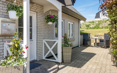 Gilbert - 500M from the Sea: Tür, Zuhause, Haus, Abstellgleis, Hütte, Blumentopf, Veranda, Zimmerpflanze, Garten, Home Door