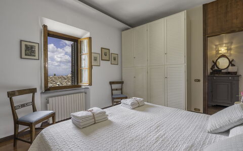 Casa Martina, Piazza Delle Erbe, San Gimignano: Möbel, Interior Design, Schlafzimmer, Bett, Flooring, Fussboden, Decke, Beleuchtung, Zimmer, Bedding