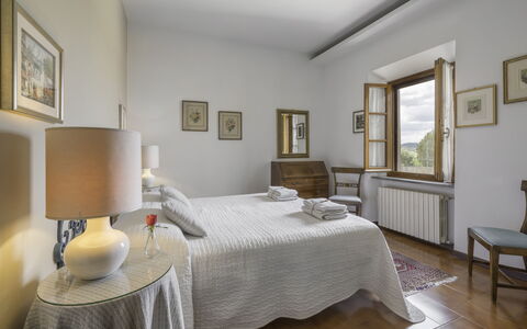 Casa Martina, Piazza Delle Erbe, San Gimignano: Möbel, Schlafzimmer, Interior Design, Bett, Flooring, Bettdecke, Bedding, Zimmer, Bilderrahmen, Fussboden