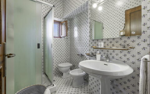 Casa Martina, Piazza Delle Erbe, San Gimignano: Flooring, Interior Design, Fussboden, Armatur, Badezimmer, Decke, Installation, Sinken, Fliese, Bad Sink