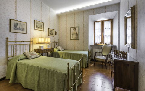 Casa Martina, Piazza Delle Erbe, San Gimignano: Möbel, Interior Design, Wand, Bett, Schlafzimmer, Flooring, Decke, Zimmer, Fussboden, Bilderrahmen