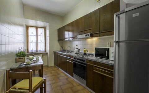 Casa Martina, Piazza Delle Erbe, San Gimignano: Küche, Küchengerät, Countertop, Major Appliance, Flooring, Interior Design, Cabinetry, Holz, Decke, Möbel