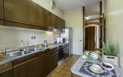 Casa Martina, Piazza Delle Erbe, San Gimignano: Küche, Küchengerät, Countertop, Major Appliance, Flooring, Interior Design, Cabinetry, Spüle, Fussboden, Haushaltsgerät