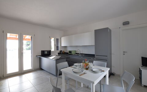 Villa Del Sole In Budoni Sea View: Möbel, Gebäude, Tabelle, Cabinetry, Küche, Countertop, Stuhl, Flooring, Holz