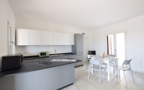 Villa Del Sole In Budoni Sea View: Cabinetry, Countertop, Gebäude, Fenster, Küchengerät, Herd, Spüle, Holz, Interior Design, Zapfhahn