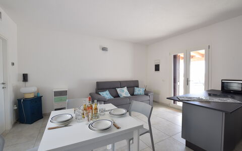 Villa Del Sole In Budoni Sea View: Tabelle, Möbel, Gebäude, Fenster, Stuhl, Interior Design, Geschirr, Haus