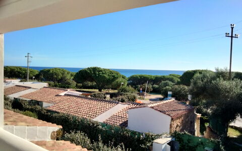 Villa Del Sole In Budoni Sea View: Himmel, Eigentum, Gebäude, Azurblau, Haus, Fenster, Urban Design, Baum, Sonnenlicht, Schatten