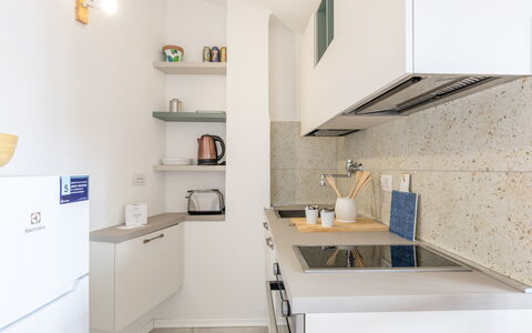 Conero Bluloft: Countertop, Küche, Küchengerät, Interior Design, Cabinetry, Flooring, Holz, Möbel, Major Appliance, Spüle