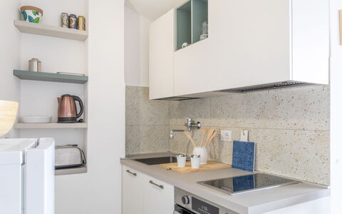 Conero Bluloft: Countertop, Küche, Küchengerät, Interior Design, Cabinetry, Major Appliance, Flooring, Holz, Möbel, Zimmer