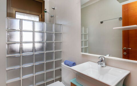 Omega: Armatur, Eigentum, Zapfhahn, Sinken, Bad Sink, Spiegel, Badezimmer, Interior Design, Beleuchtung