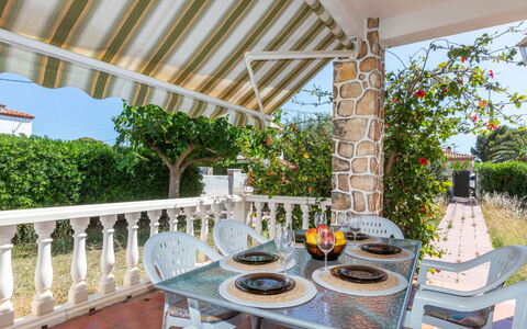 Omega: Tabelle, Pflanze, Möbel, Eigentum, Geschirr, Tisch Im Freien, Gartenmöbel, Stuhl, Schatten, Interior Design