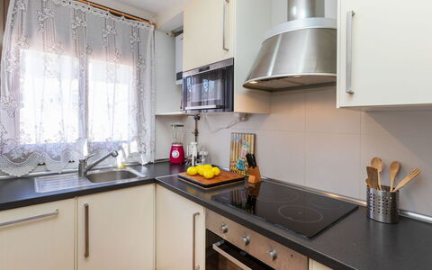 Omega: Countertop, Cabinetry, Eigentum, Spüle, Küche, Sinken, Küchengerät, Herd, Beleuchtung, Holz