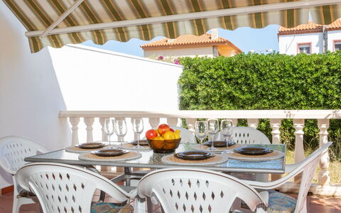 Omega: Tabelle, Geschirr, Möbel, Eigentum, Pflanze, Stuhl, Dishware, Gartenmöbel, Interior Design, Tisch Im Freien