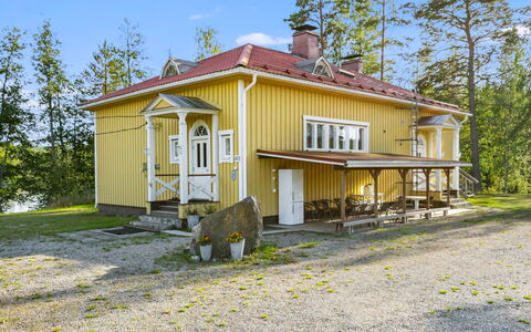 Kaislajärven Huvila: Möbel, Interior Design, Flooring, Fussboden, Tabelle, Decke, Küche & Esszimmer Tisch, Beleuchtung, Stuhl, Zuhause
