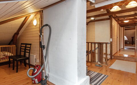 Kaislajärven Huvila: Möbel, Interior Design, Flooring, Fussboden, Tabelle, Decke, Küche & Esszimmer Tisch, Beleuchtung, Stuhl, Zuhause