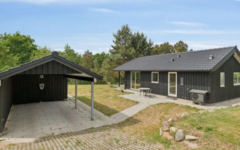 Vojdan - 600M from the Sea: Haus, Dach, Zuhause, Hütte, Menschliche Siedlung, Abstellgleis, Estate, Schatten, Gartenbauten, Auffahrt
