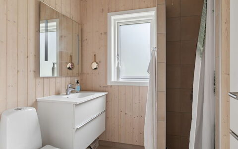 Vojdan - 600M from the Sea: Flooring, Fussboden, Wand, Holz, Armatur, Interior Design, Sinken, Badezimmer, Decke, Installation