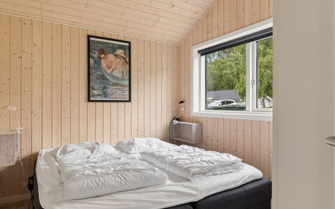 Vojdan - 600M from the Sea: Holz, Schlafzimmer, Bett, Bettdecke, Interior Design, Bedding, Bettrahmen, Zuhause, Decke, Hartholz