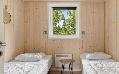 Vojdan - 600M from the Sea: Holz, Fussboden, Flooring, Schlafzimmer, Holzbeize, Planke, Decke, Hartholz, Bett, Holzboden