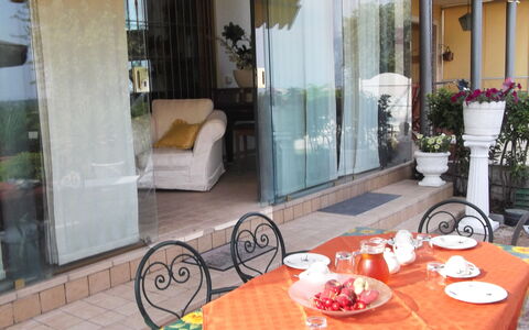 Villa Paradiso: Tabelle, Geschirr, Eigentum, Möbel, Pflanze, Stuhl, Dishware, Holz, Interior Design, Beleuchtung